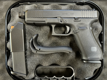 Laden Sie das Bild in den Galerie-Viewer, neuwertige Glock 17 Gen 5 MOS FS + Gewindelauf