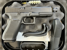 Laden Sie das Bild in den Galerie-Viewer, neuwertige Glock 17 Gen 5 MOS FS + Gewindelauf