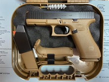 Laden Sie das Bild in den Galerie-Viewer, Fast neue Glock 17 FR Gen 5 Armée française Sondermodell