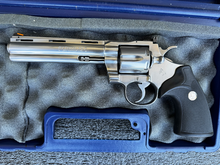 Laden Sie das Bild in den Galerie-Viewer, gebrauchter Colt Phyton 6'' Kal. .357 Mag.